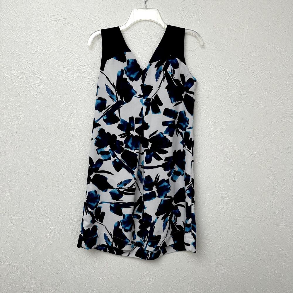 Simply Vera Wang Blue Black White Abstract Floral Shift Dress 4 Pleated V-Neck - Picture 5 of 6